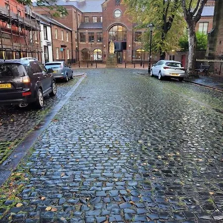 Centre, Cute Victorian House. * Καρλάιλ